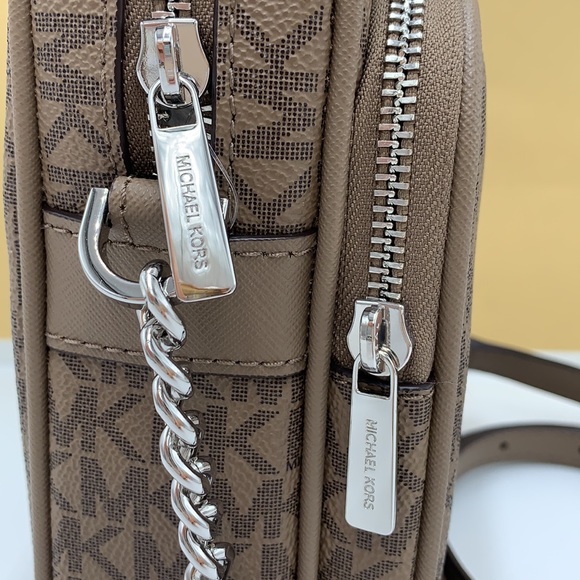 MICHAEL KORS
Jet Set Travel Medium Signature Logo Crossbody Bag
COLOR DUSK - Picture 6 of 16